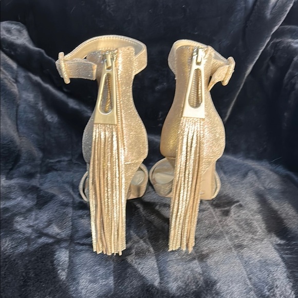 🔥🔥 BRIAN ATWOOD NWOT TOSCA SANDAL🔥🔥 BRAND NEW Gold Stiletto With Tassel Size 10 - Picture 6 of 8